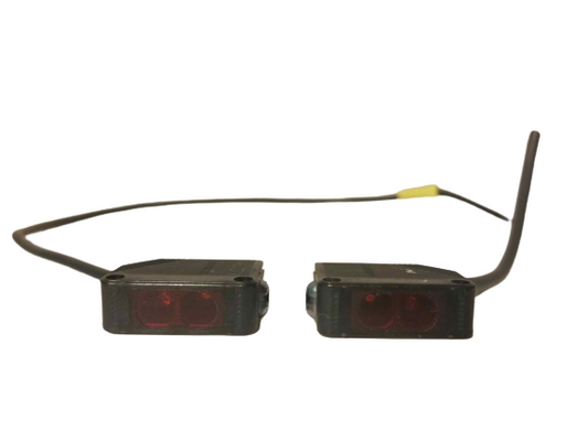 Omron E3Z-D81 Compact Photoelectric Sensor With Built-In Amplifier 12-24 VDC